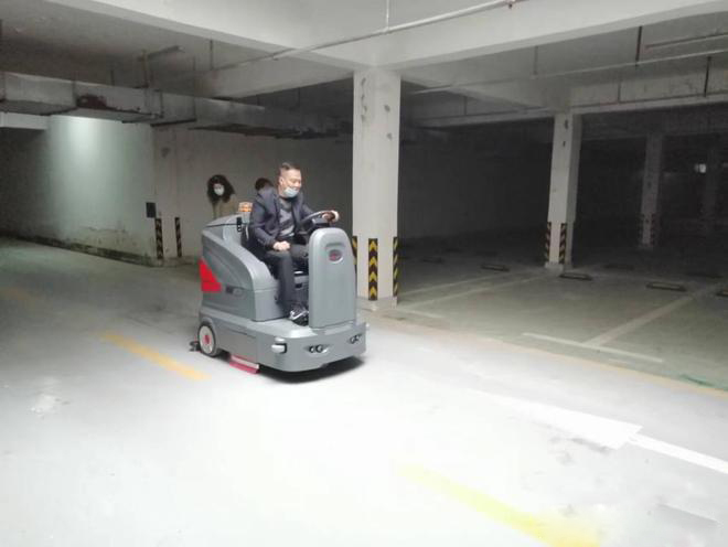 长治小区物业保洁不用人力改用驾驶式洗地机了